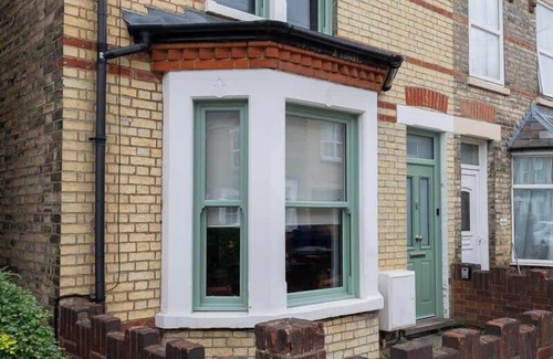 Cambridge House | Stylish Victorian 2 Bed Terraced House with Garden