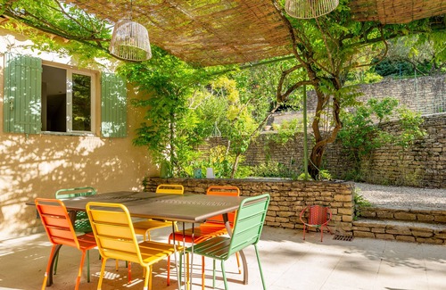 Menerbes Villa | Stylish Villa for 8, Menerbes, wonderful views, pool and 2 min walk into village