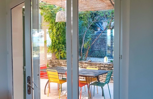 Menerbes Villa | Stylish Villa for 8, Menerbes, wonderful views, pool and 2 min walk into village