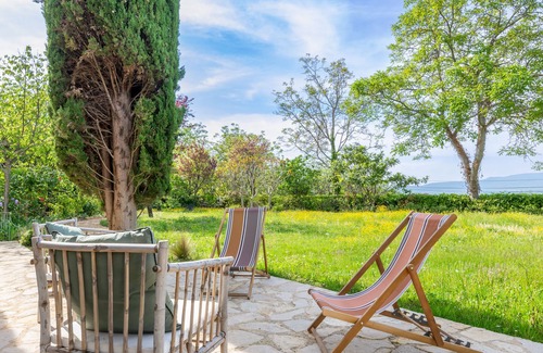 Menerbes Villa | Stylish Villa for 8, Menerbes, wonderful views, pool and 2 min walk into village
