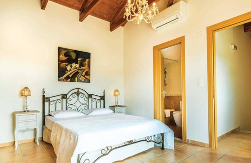 Mikros Gialos Villa | Stylish villa w/spectacular views & great location