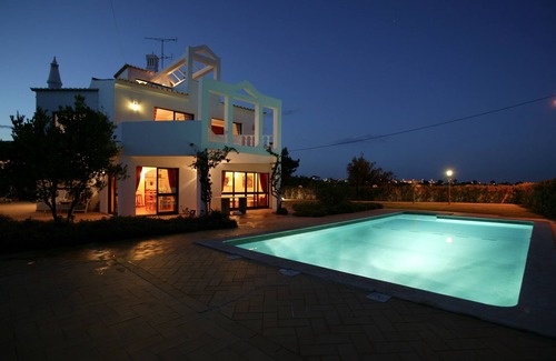 Vale Navio Villa | Stylish Villa with Large Private Pool ,Walled Garden & Sea Views very quiet -
