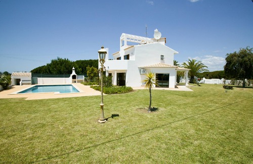 Vale Navio Villa | Stylish Villa with Large Private Pool ,Walled Garden & Sea Views very quiet -