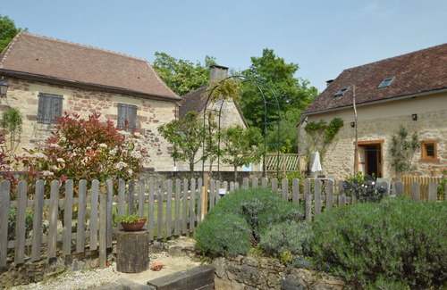Badefols-d'Ans House | Stylish village gîte with private garden