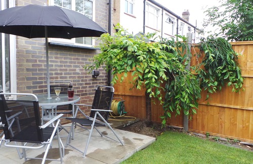 West Green House | Stylish well equipped home - with air con & FREE BREAKFAST!
