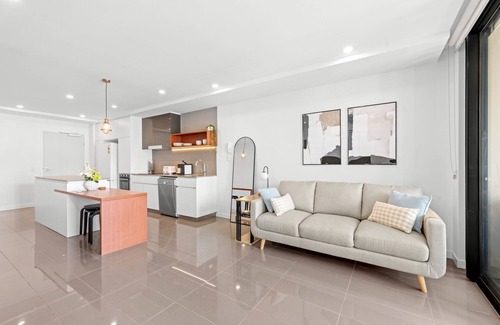 West End Apartment | Stylish West End Stay with Rooftop Pool & BBQ