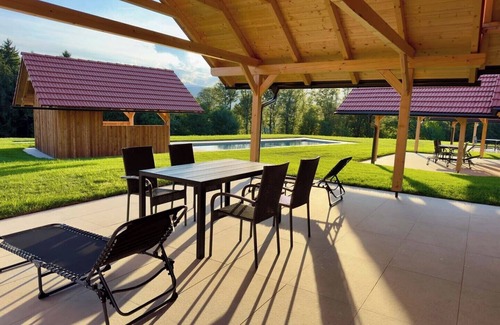 Rassach Ski Chalet | Stylish Wood Chalet with Heated Pool – Quiet Location, Forest & Meadows, Styria