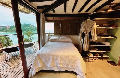 Maresias Villa | Suíte e sala - Vista Barra do Sahy