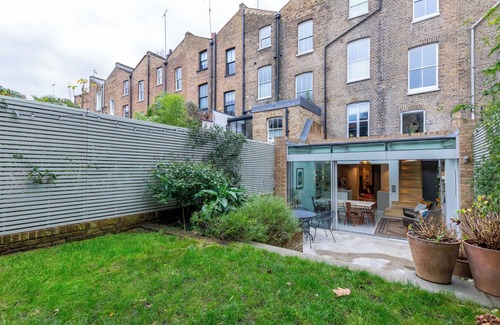 Victoria House | Sublime 4 BDR House Park Views London Fields