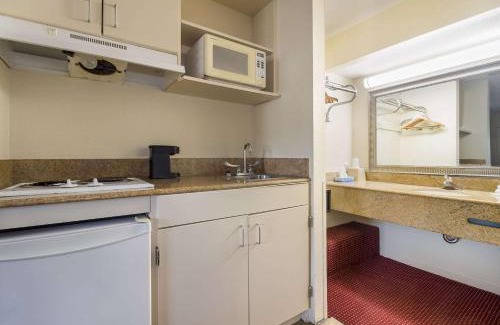 Florence Hotel | Suburban Studios Florence I-95