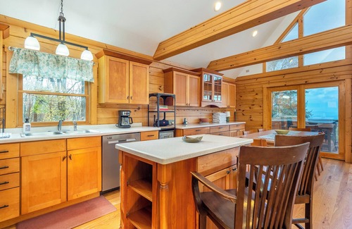 Old Fort Cabin | Such Great Heights | Pet Friendly, Hot Tub & Mountain View!
