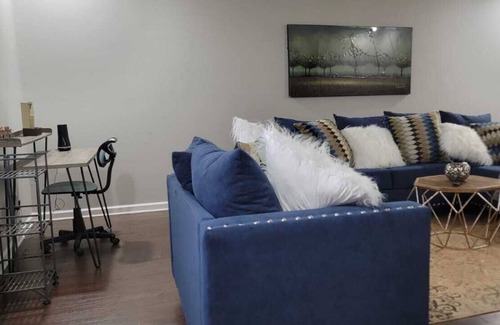 Union City House | Sugar and Spice and Everything Nice 15 mins from Airport!!!