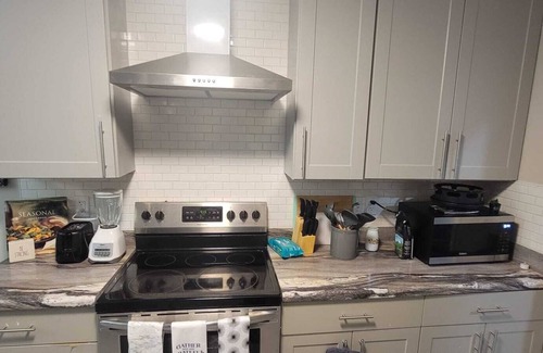 Union City House | Sugar and Spice and Everything Nice 15 mins from Airport!!!