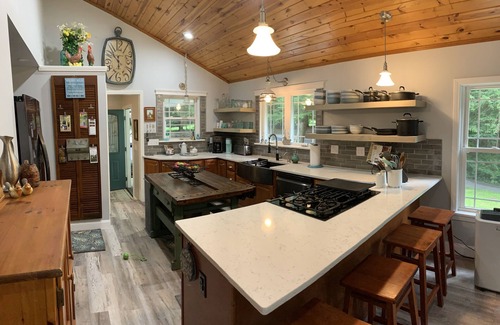 Franklin Cottage | Sugar Creek Place is Your Cozy Private Creekside Getaway!
