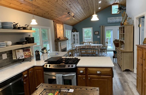 Franklin Cottage | Sugar Creek Place is Your Cozy Private Creekside Getaway!