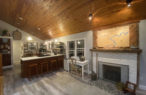 Franklin Cottage | Sugar Creek Place is Your Cozy Private Creekside Getaway!