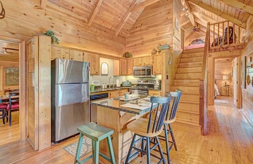 Banner Elk Cabin | Sugar Mountain Sugar Shack - Mountain Cabin, Gas Logs, Outdoor Space, 5 minutes to Sugar Mountain.