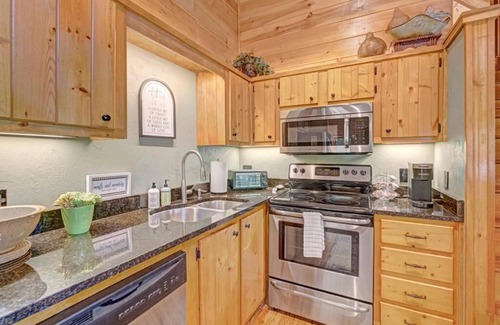 Banner Elk Cabin | Sugar Mountain Sugar Shack - Mountain Cabin, Gas Logs, Outdoor Space, 5 minutes to Sugar Mountain.