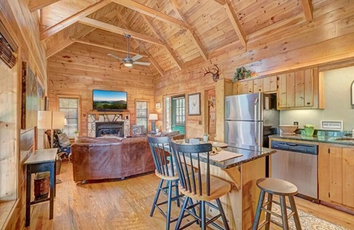 Banner Elk Cabin | Sugar Mountain Sugar Shack - Mountain Cabin, Gas Logs, Outdoor Space, 5 minutes to Sugar Mountain.