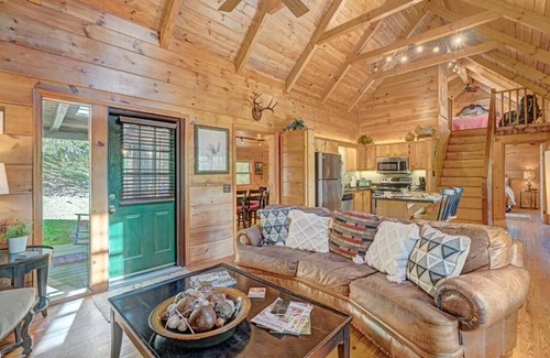 Banner Elk Cabin | Sugar Mountain Sugar Shack - Mountain Cabin, Gas Logs, Outdoor Space, 5 minutes to Sugar Mountain.