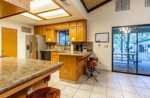 Oakhurst Cabin | Sugar Pine Cabin 2BD 2BTH - Jacuzzi - KING Beds