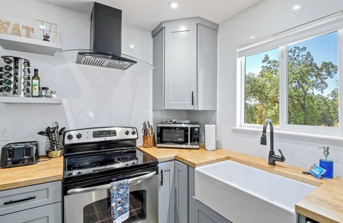 Oakhurst Cottage | Sugar Pine Cottage 1BD1BTH Yosemite & Bass Getaway