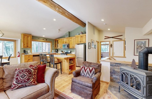 Tahoma House | Sugar Pine Haus with Hot Tub Bordering the State Park