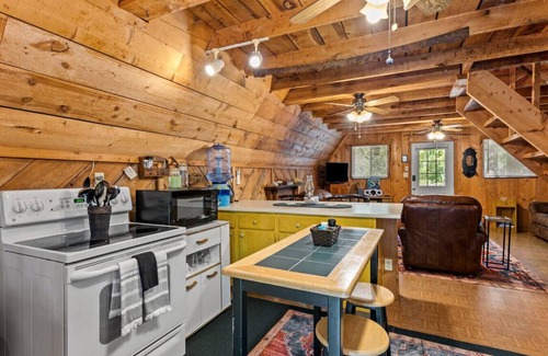 Wellington Apartment | Sugar Shack - Cave Run Lake OR Red River Gorge KY