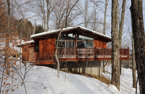 Warren Ski Chalet | SUGARBUSH VINTAGE 1963 CHALET SKI IN OUT FULL REMODEL 2022 MID-WEEK SPECIAL