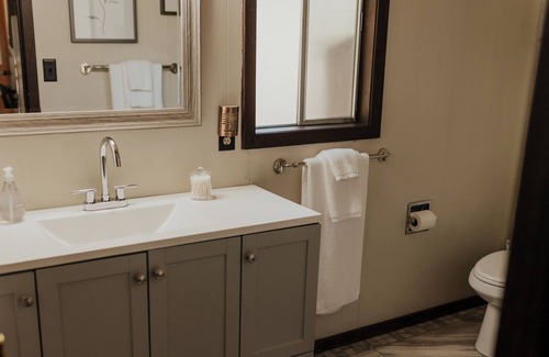 Coffee Creek Resort | Sugarpine Cabin located on Coffee Creek in Trinity Alps