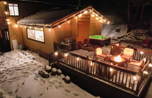 Sugar Pine Cabin | Sugarpine Trailhead Lodge-8 miles from Yosemite-2 Cabins, 6 Bedrooms, Sleeps 18-2 Hot Tubs