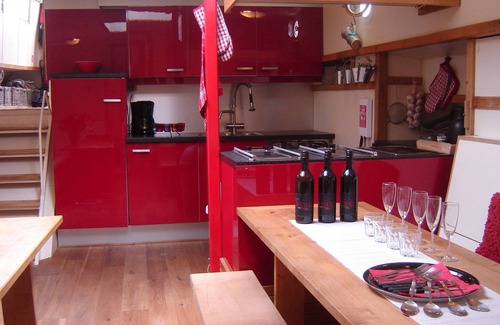 Leiden Boat Rental | Suitable for families and groups of 6 to 12 people