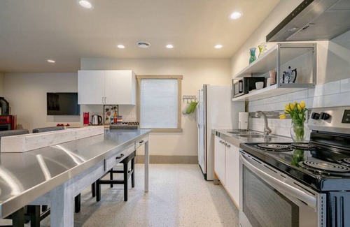 Leamington Apartment | Suite 15 · A Simply 'Suite' Escape!