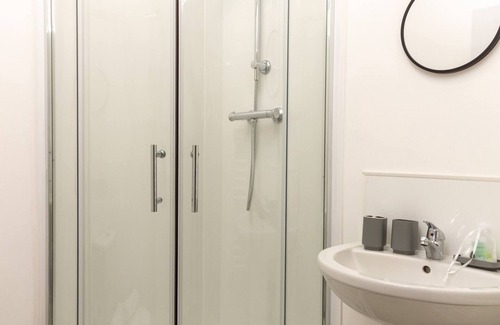 Oldham Bed & Breakfast | Suite 4: Trendy Spot in Oldham City Centre