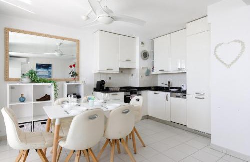 Cannes La Bocca Apartment | Suite 842 - Vue Mer-Terrasse-Plage-Clim-Parking