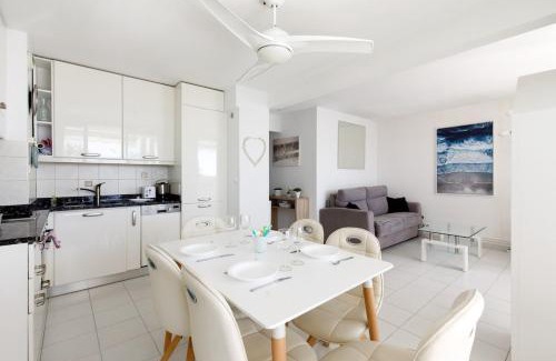 Cannes La Bocca Apartment | Suite 842 - Vue Mer-Terrasse-Plage-Clim-Parking