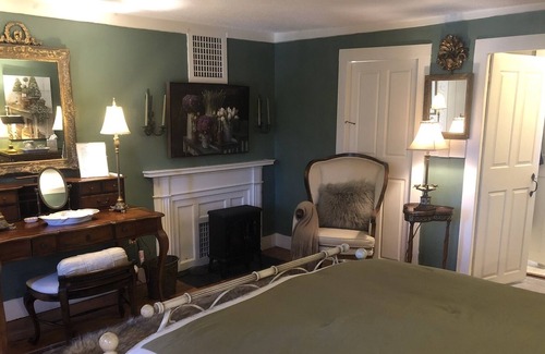 Marion Bed & Breakfast | Suite at Silvershell Inn