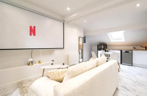 Coutures Apartment | Suite Balnéo hydromassage et rétroprojecteur