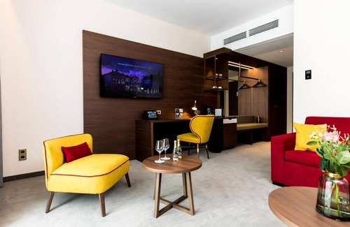 Center House | Suite deluxe, shower and bath, WC - Hotel am Schloss