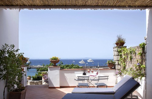 Licola House | "Suite Dolce Vita" Capri A TERRACE ON THE SEA 10 MINUTES FROM THE PIAZZETTA