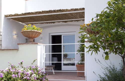 Licola House | "Suite Dolce Vita" Capri A TERRACE ON THE SEA 10 MINUTES FROM THE PIAZZETTA