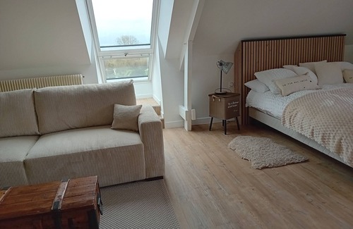 Saint-Come-du-Mont Bed & Breakfast | Suite Familiale Spacieuse vue sur Plan D'eau et sur les Hauteurs des Marais