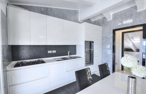 Agropoli Apartment | Suite Naomi: A modern and graceful apartment that is part of a villa which faces the sun and the sea, with Free WI-FI.