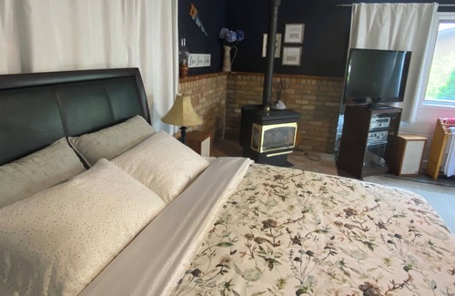 Sandy Hook House | Suite! Perfect country getaway! Sleeps up to 4! Perfect remote work location!