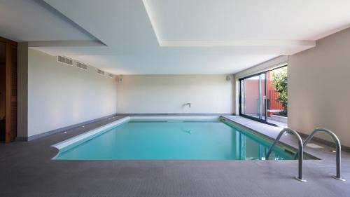 Como Apartment | SUITE & POOL-Como House-160 mt-Private Indoor Swimming Pool, heated all year-Private Covered Parking-Private Garden and terrace-Fully equipped Kitchen