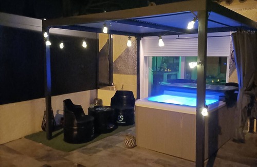 Trebes Bed & Breakfast | Suite Privative Avec Jaccuzi Billard et Terrasse a 10 min de Cité de Carcassonne