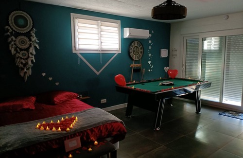 Trebes Bed & Breakfast | Suite Privative Avec Jaccuzi Billard et Terrasse a 10 min de Cité de Carcassonne