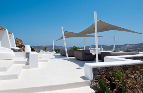 Tourlos Villa | Suite Ruby one bedroom suite with shared pool in Agia Sofia