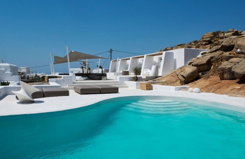 Tourlos Villa | Suite Ruby one bedroom suite with shared pool in Agia Sofia