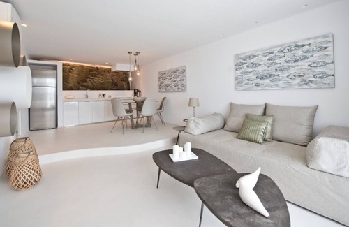 Tourlos Villa | Suite Ruby one bedroom suite with shared pool in Agia Sofia
